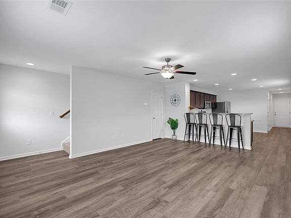 4th image of 215 Royal Way