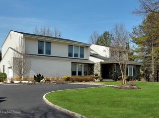 1 Essex Ct, Dix Hills, NY 11746