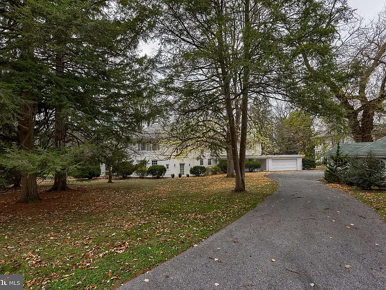 226 E Caracas Ave — Photo 57