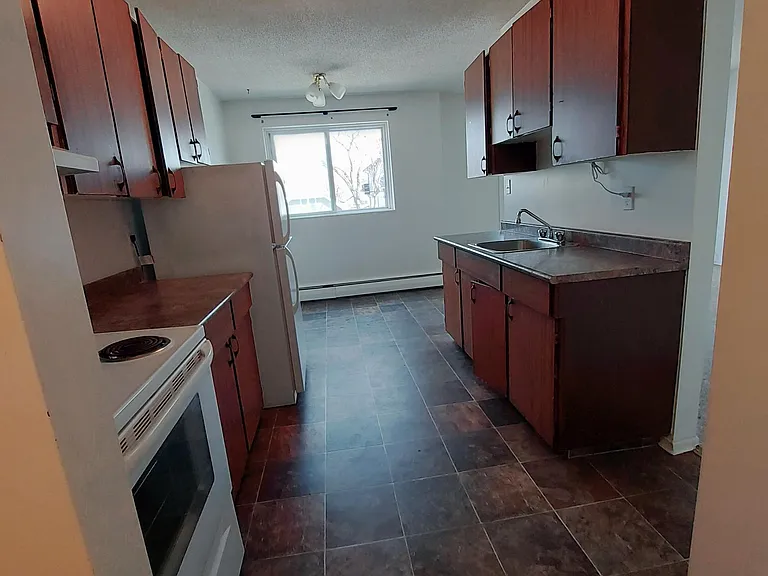 310 Clarence Ave S — Photo 14