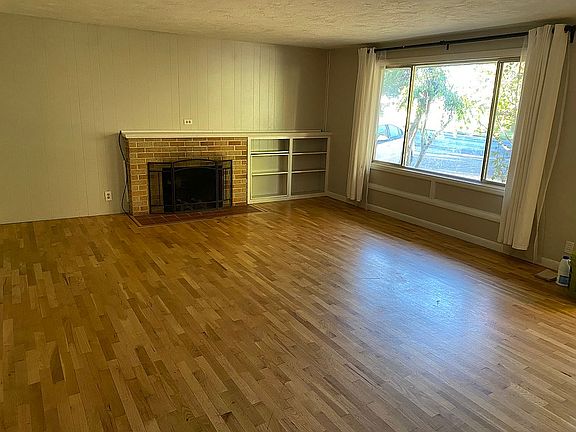 5th image of 305 Rustic Pl