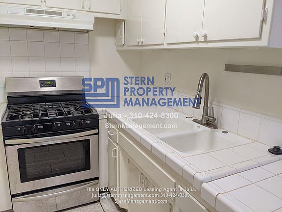 3rd image of 833 S Plymouth Blvd APT 3