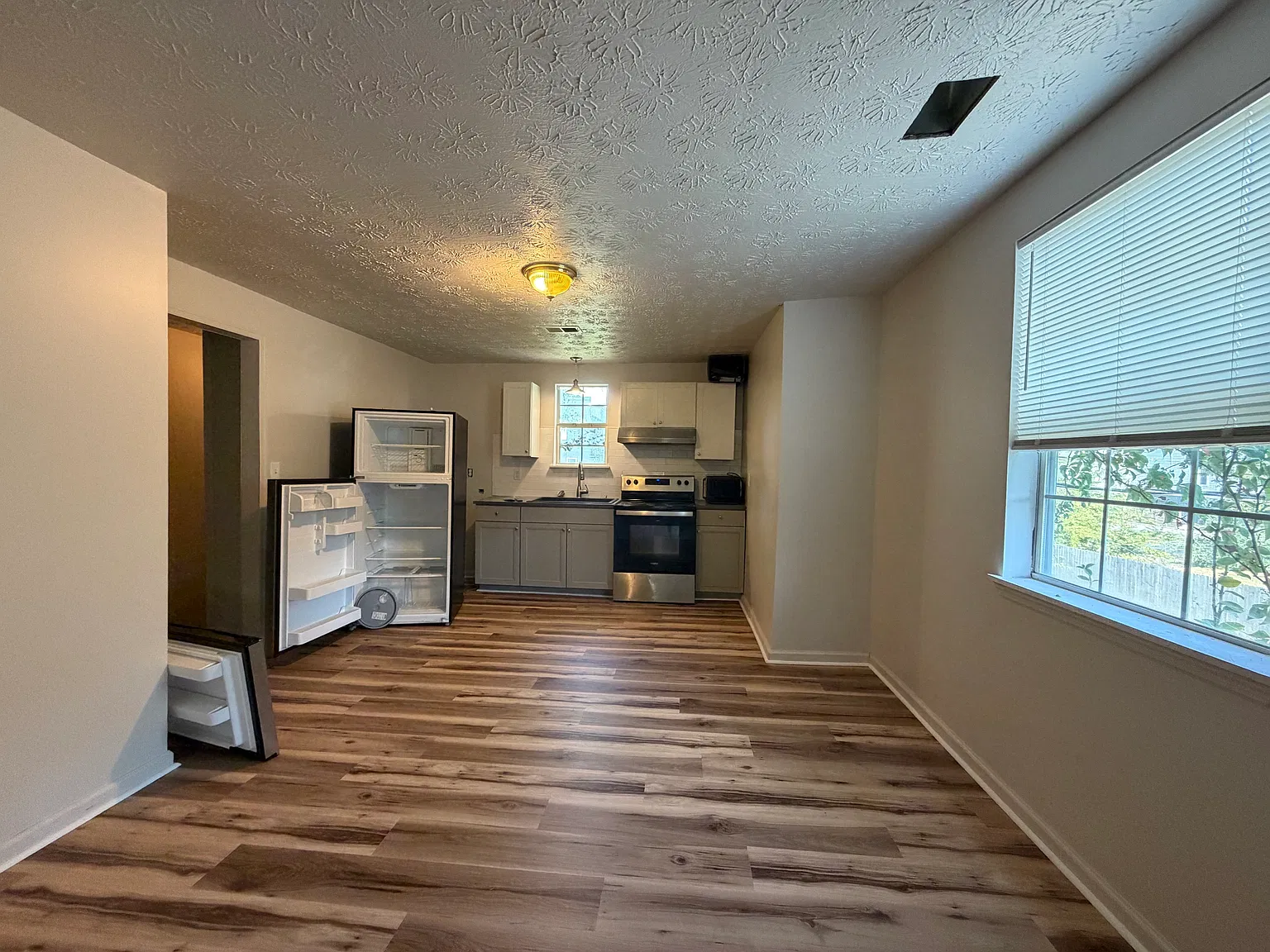 2 bed, 1100 sqft, $1,400 — Photo 3