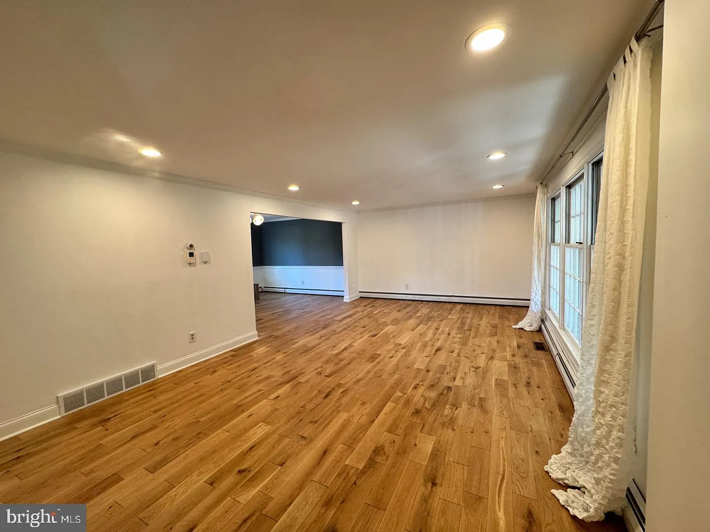 4 bed, 2.5 bath, 2086 sqft, $4,200 — Photo 3