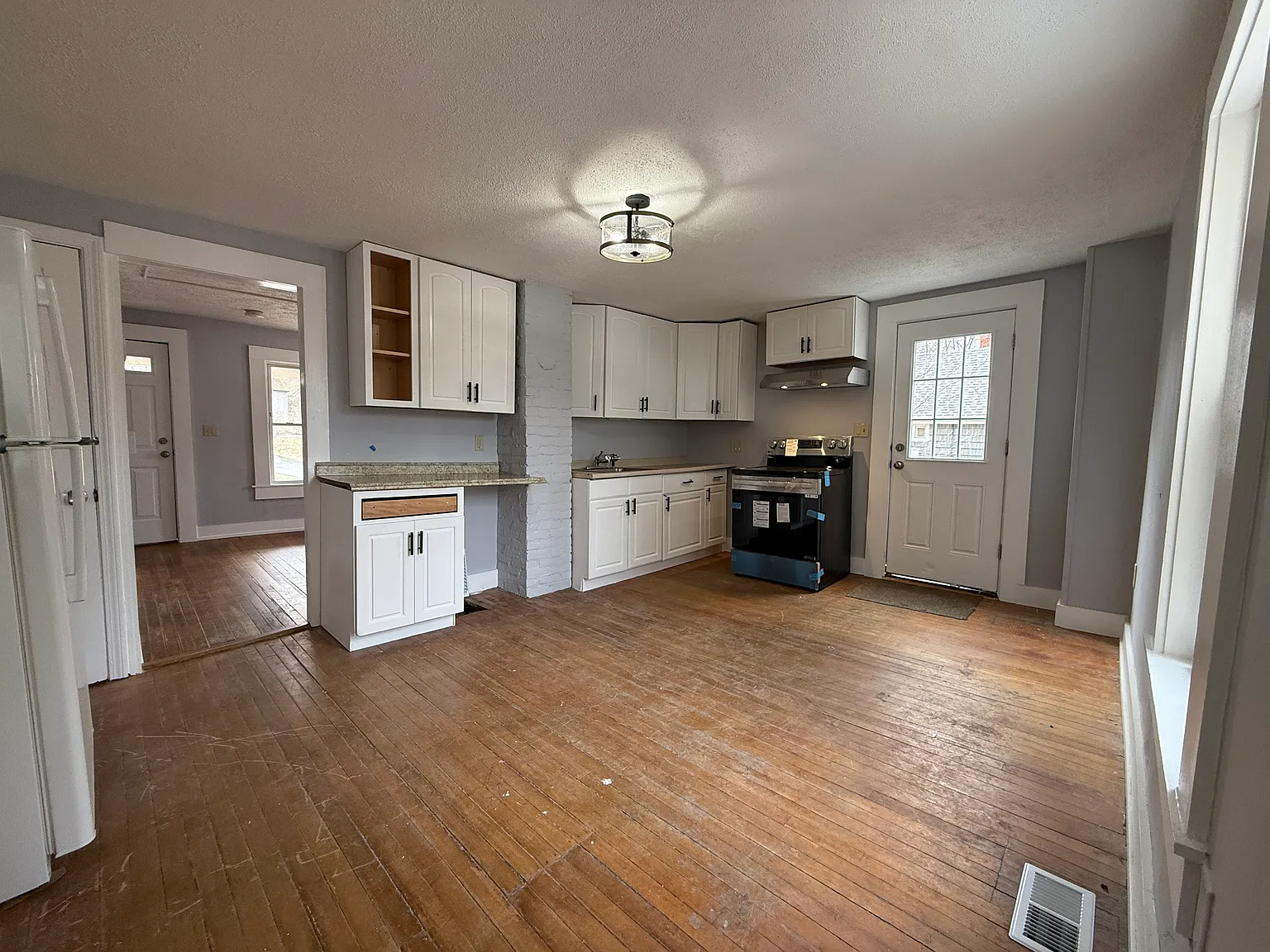 4 bed, 1000 sqft, $2,095 — Photo 1