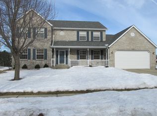 880 Berkshire Ct, Sycamore, IL 60178