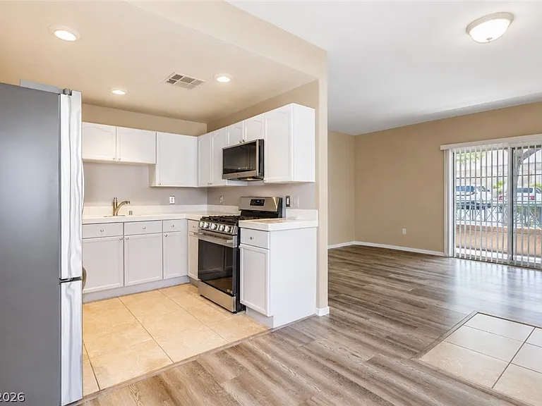 400 Amber Pine St #106 — Photo 9