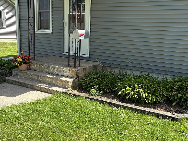 2039 Adel St — Photo 1