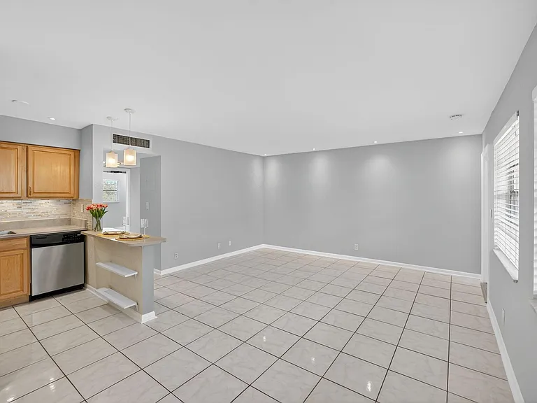 4051 NE 13th Ave #77 — Photo 6
