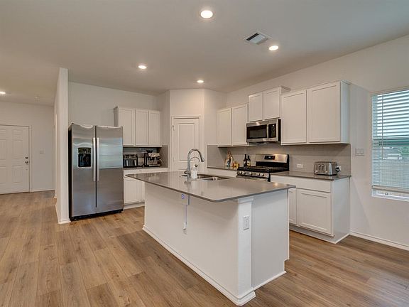 2nd image of 1208 Sweetspire St
