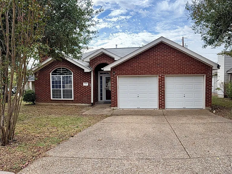 1747 Windy Park Cir — Photo 1