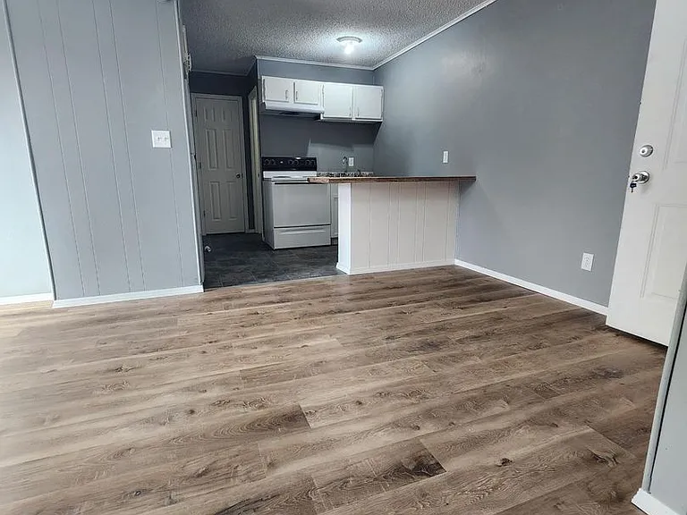 905 Vinewood Ln — Photo 1