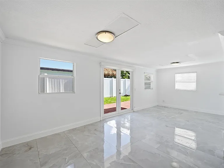 1400 SE 8th Ave — Photo 12
