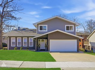 904 Hillview Dr, Lemont, IL 60439