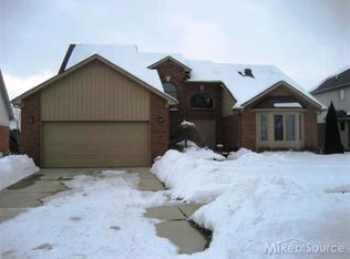 48621 Stoneacre Dr, Macomb, MI