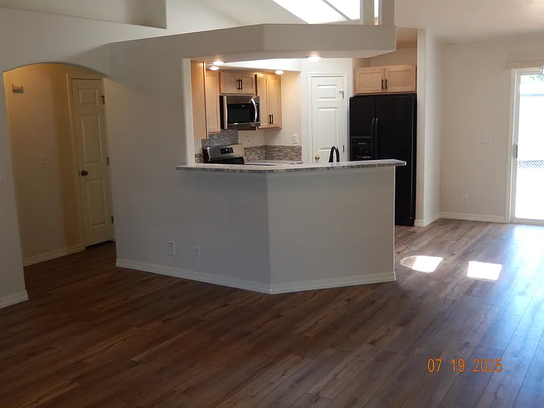 1975 N Dixie Ave — Photo 12