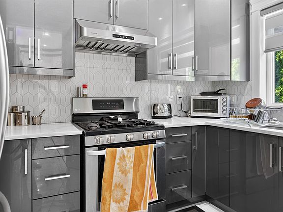 4th image of 11890 Gilmour Cres