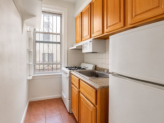 4th image of 691 Willoughby Ave #1R