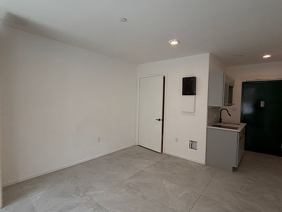 4th image of 2312 Beaumont Ave #2E