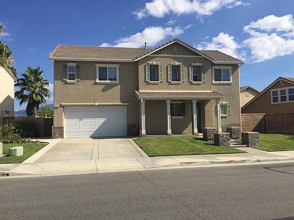 4 Bed 3 Bath w Large Yard & View