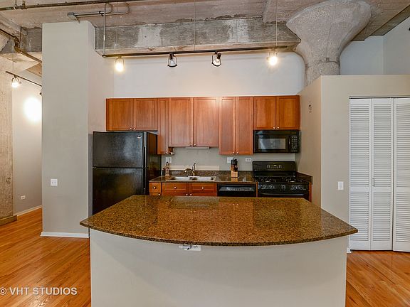 2nd image of 900 N Kingsbury St APT 871