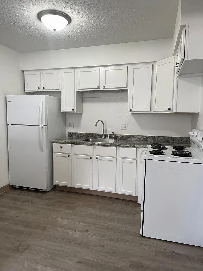 310 NW Chapel Dr - 3 — Photo 1