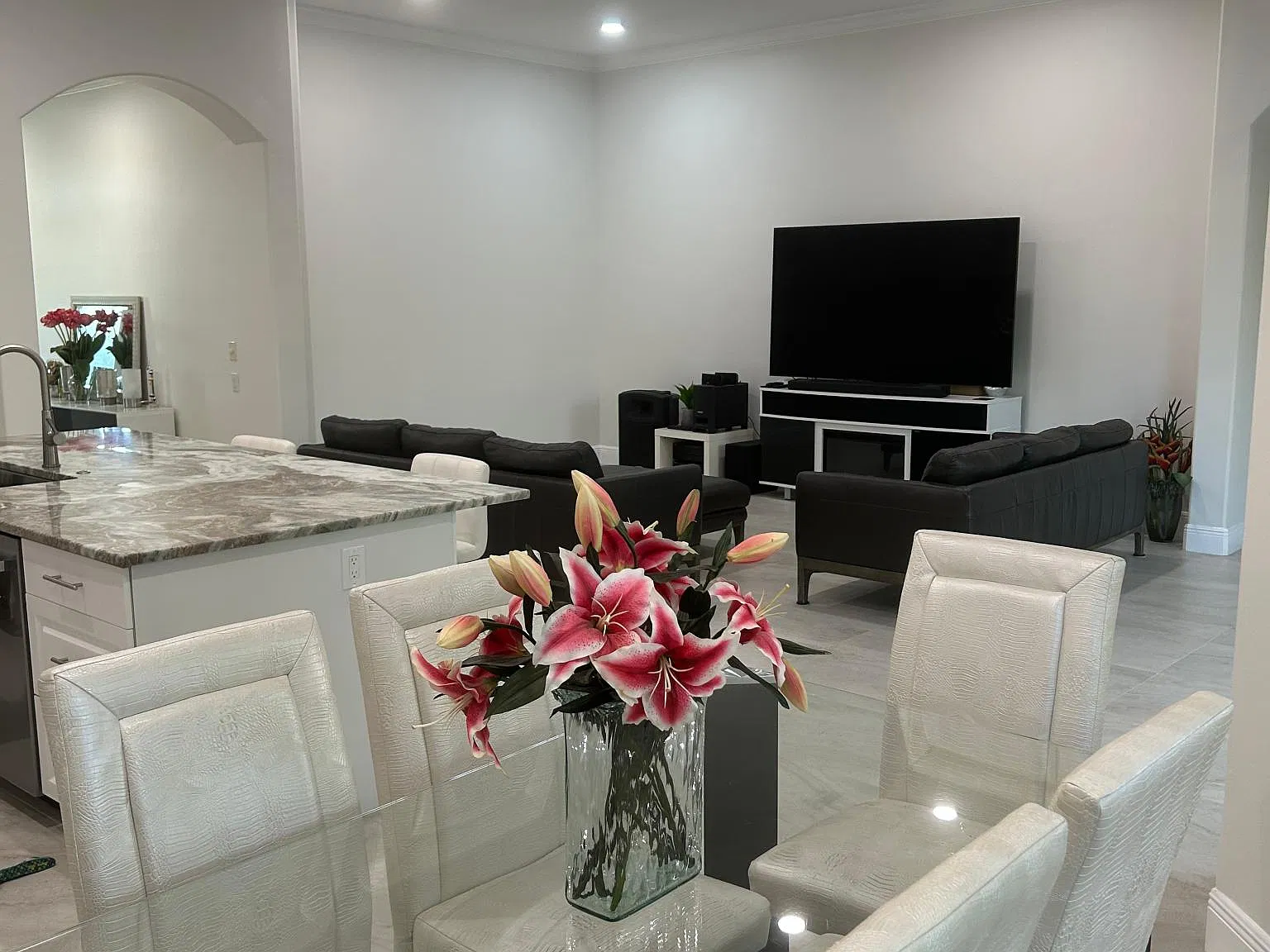 3 bed, 2275 sqft, $5,500 — Photo 4
