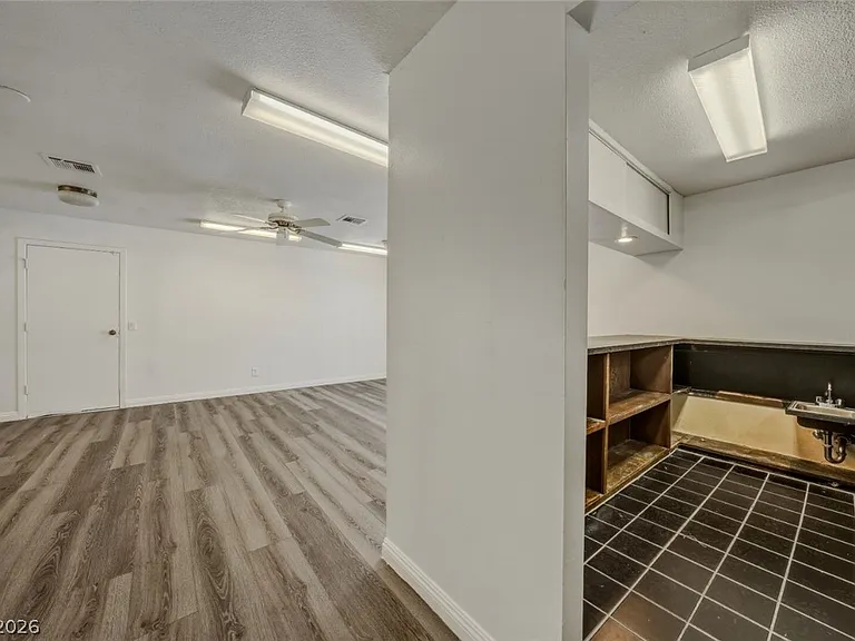 6760 W Oakey Blvd — Photo 21