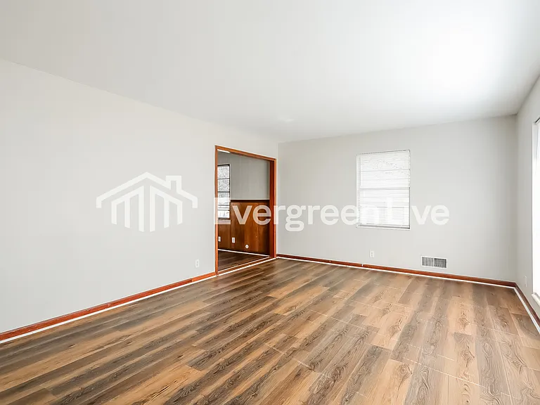300 11th St — Photo 4