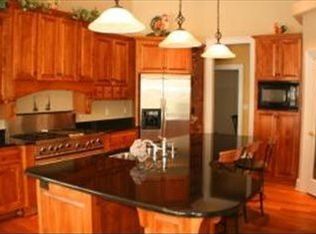 1001 N Bluespruce Cir, Hartland, WI 53029