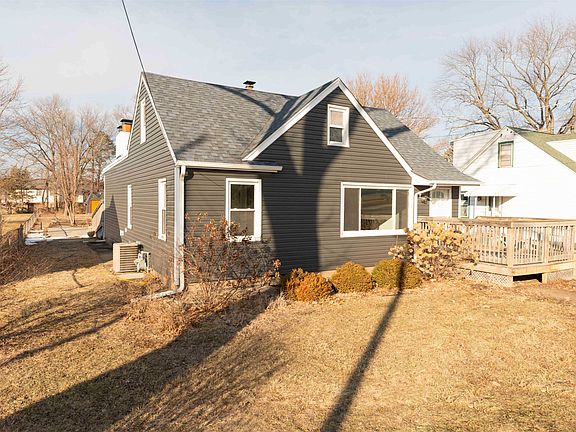 3rd image of 938 E Riverside Blvd