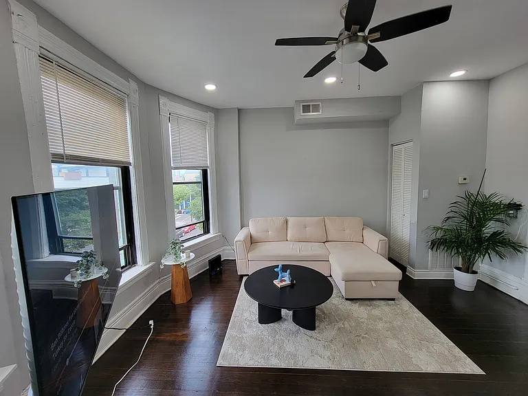 1157 W 19th St #3 — Photo 3