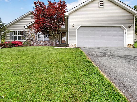 3rd image of 319 Leslie Ct