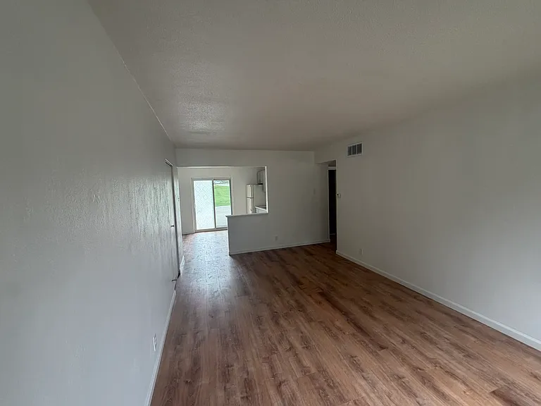 30 Cathcart Dr #B — Photo 3