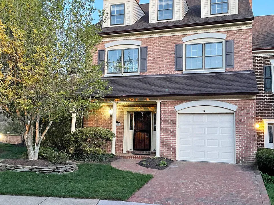 6319 Chaucer View Cir