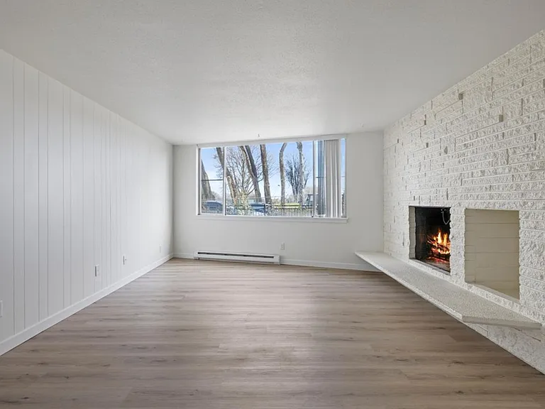 Dolphin Apartments: Leasing Specials! Great location in Kennewick — Photo 46