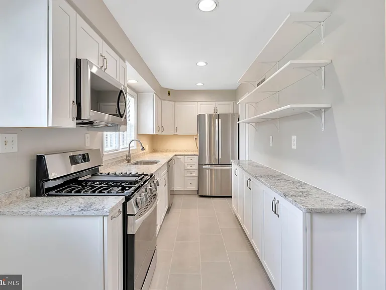 970 N Quintana St — Photo 9