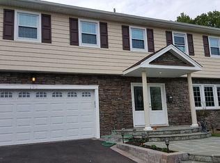 190 Nassau Dr, Albertson, NY 11507