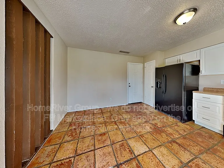 1402 Fair Oaks Blvd — Photo 7