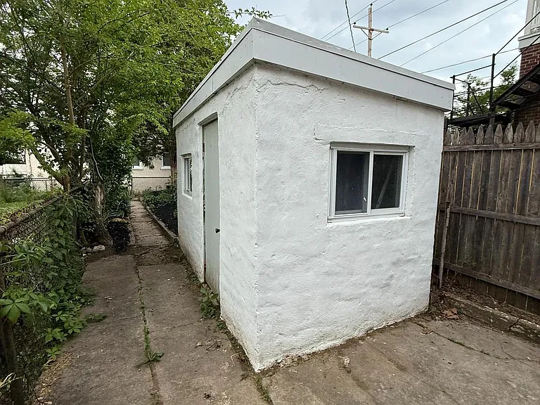 1705 W 8th St — Photo 11