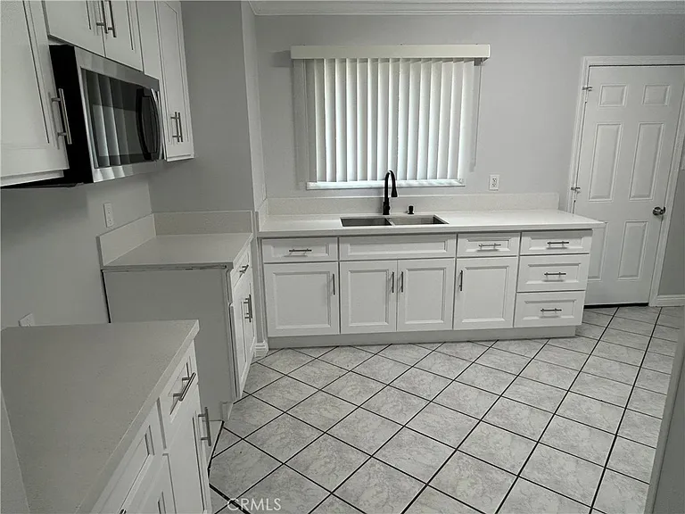 390 E Carter St — Photo 9