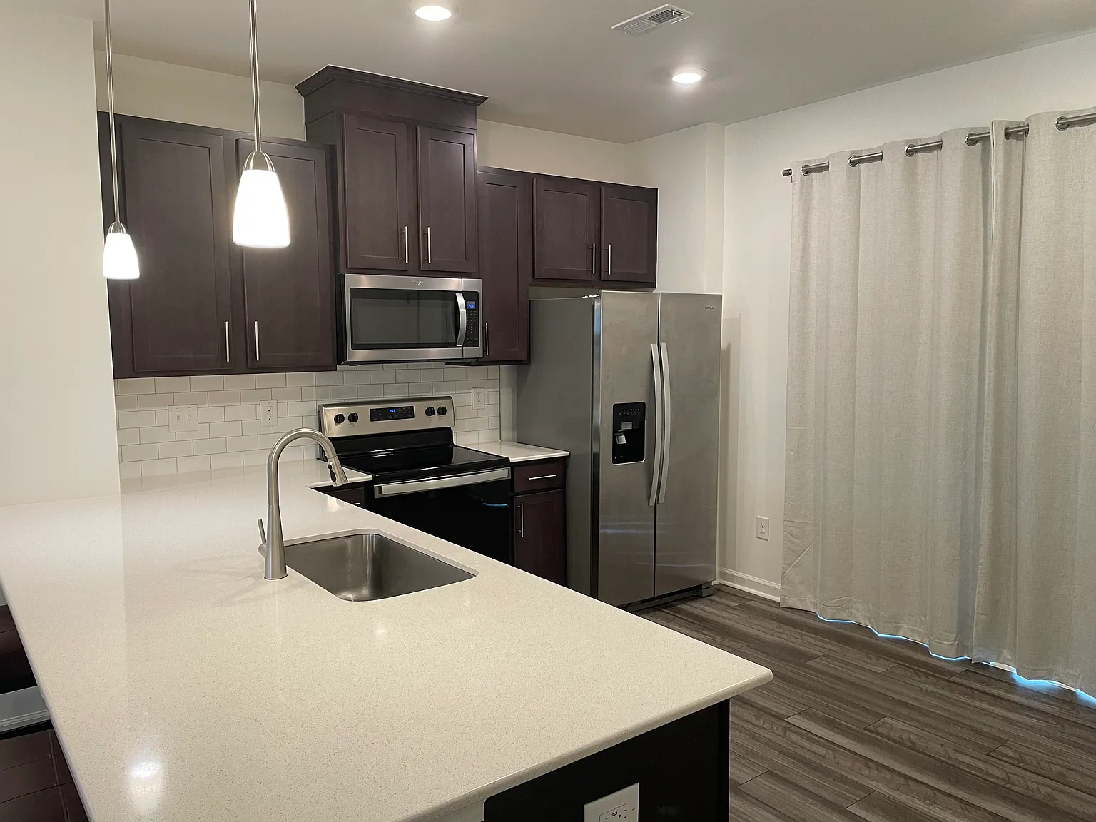 3 bed, 2.5 bath, 1330 sqft, $1,900 — Photo 4