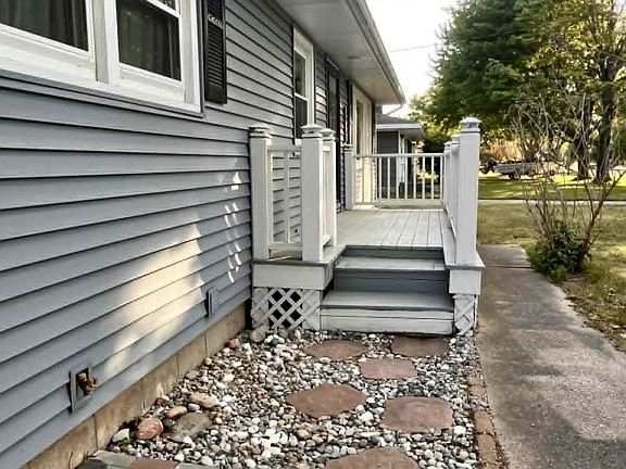 3rd image of 1683 Shorewood Dr