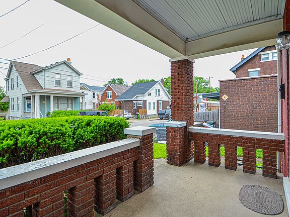 4th image of 223 E 18th St
