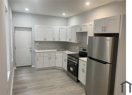 3 bed, 1000 sqft, $1,800 — Photo 2