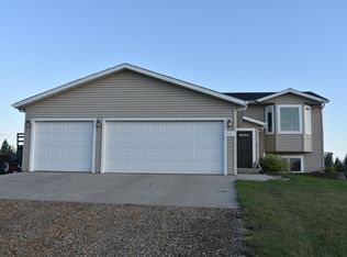 407 90th Ave NE, Bismarck, ND 58503