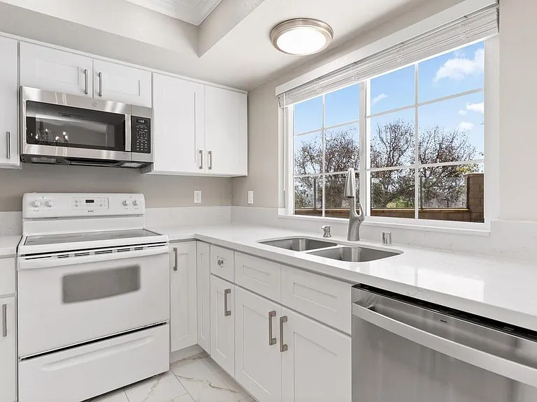 2975 Lexington Cir — Photo 12