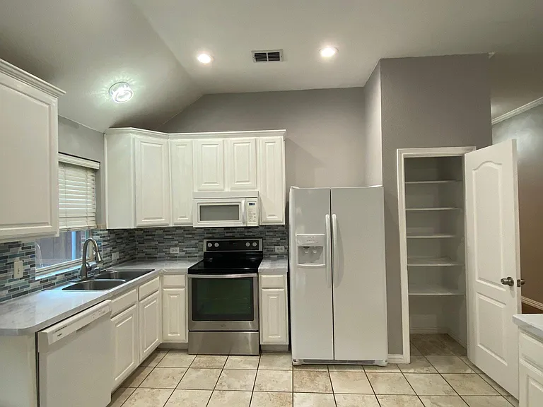 1720 Hackberry Branch Dr — Photo 14