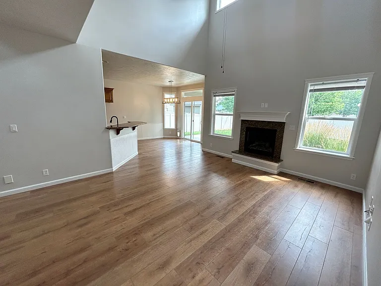562 N Paddington Pl — Photo 3