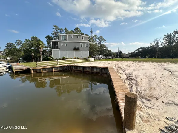 242 Fernwood Dr, Pass Christian, MS 39571